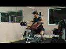 En este video el Licenciado Alberto Durán, realiza en el salón de musculación, una serie de ejercicios de Curl de bíceps unilateral con mancuernas en banco Scott.