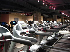 Entrenamientos cardiovasculares en la sala de fitness